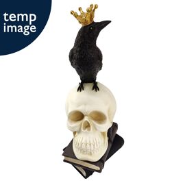 Krähe steht auf einem Totenkopf